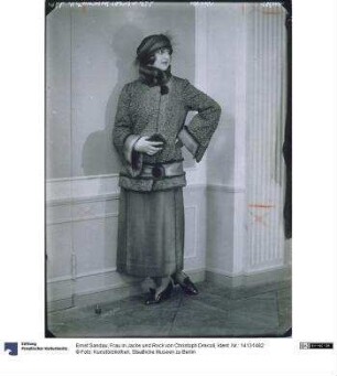 Frau in Jacke und Rock von Christoph Drecoll