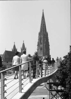 Freiburg: [Karlssteg] mit Fußgängern, Richtung Norden