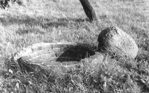 Bad Muskau-Berg. Ehem. Windmühlengehöft, Brunnen