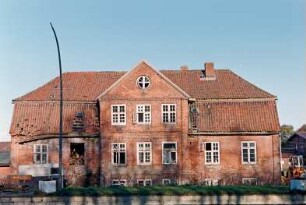 Gut Tangstedt: ehemaliges Kavalierhaus: in Verfall: Rückfront mit Mittelrisalit, Sprossenfenster, Schäden an Dach und Fenstern: 8. November 1997