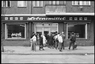 Wartende vor einem Lebensmittelladen