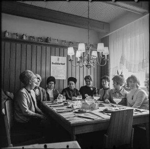 Damenrunde in der 'Zille-Stube', 1970er Jahre. SW-Foto © Kurt Schwarz.
