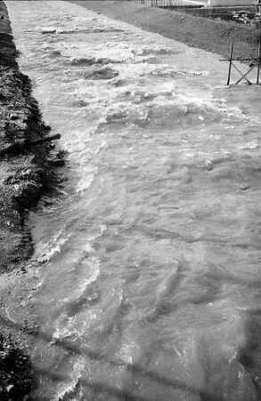 Freiburg: Hochwasser der Dreisam von der Kronenbrücke