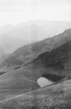 Grünsee : Blick auf einen See zwischen Roßkopf (1580 m) und Rotkopf (1602 m)