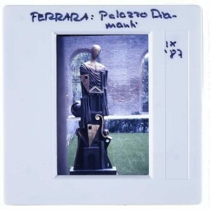 Ferrara, Palazzo dei Diamanti : Skulptur, moderne Kunst im Innenhof
