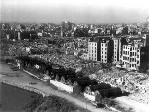 Hamburg. Blick auf das zerstörte Stadtgebiet