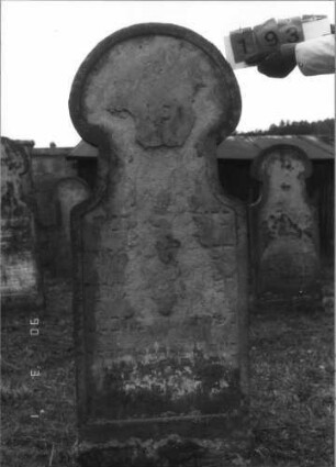 Grabstein 193 (Index: 100114682) Material: Sandstein Zustand: sehr stark verwittert mit sehr großem Textverlust Maße HxBxT: 148x59x11 cm Beschreibung: Stele mit Hufeisenbogen: Grabstein 193