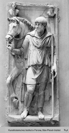 Hochrelief: Mann mit Pferd, darüber zwei Büsten