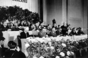 Wilhelm Pieck verliest das Manifest der Nationalen Front zur Gründung der DDR