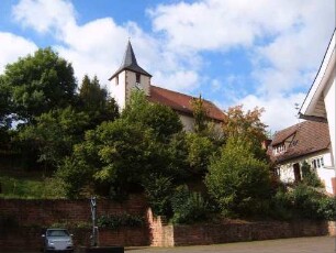 Ansicht von Nordosten mit Kirche (im Kern Romanisch-Gotisch überarbeitet und Barock überformt) in erhöht liegendem Kirchhof über dem Ort