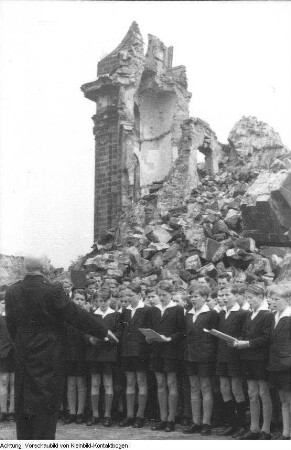 Dresden, Neumarkt. Dresdner Kreuzchor am Lutherdenkmal vor der Ruine der Frauenkirche, u.a., um 1946
