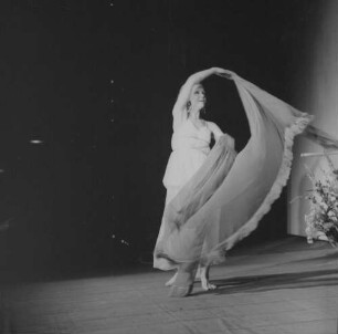 Anja Silja (eigentl. Anna Silja Regina Langwagen; geb. 1940, Sopranistin) tanzend, wohl im Rollenkostüm während einer Aufführung