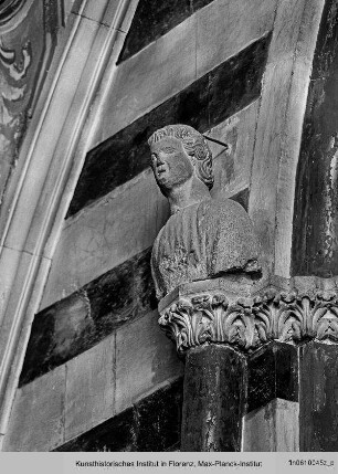 Heiligenbüsten zu Seiten der Obergadenfenster : Halbfiguren im Langhaus