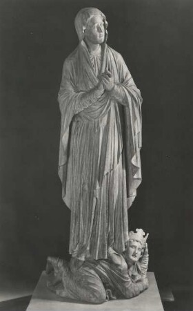 Triumphkreuzgruppe : Triumphkreuzgruppe. Detail: Maria (auf unterworfenes Heidentum symbolisierendem König stehend). Eiche; Höhe 1,80 m. um 1230/1235, Restaurierung 1966. Wechselburg, Stiftskirche