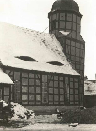 Saathain (Liebenwerda). Fachwerkkirche um 1600. Seitenansicht mit Turm