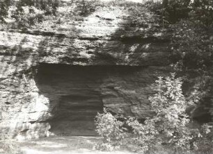 Oberes Pleißeland. "Teufelshöhle" (Schichthöhle) in Buntsandstein-Konglomeraten als Unterwaschung i. Prallhang des Forellenbaches bei Gosel westsüdwestlich Meerane