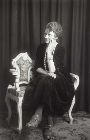 Hulda Hanisch (Ehefrau des Fotografen) im dunklen Samtkleid