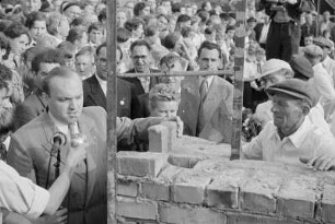 Grundsteinlegung für Hoyerswerda-Neustadt : Połoženje zakładneho kamjena za Wojerecy-Nowe město, dnja 31.8.1955 : Hoyerswerda / Wojerecy