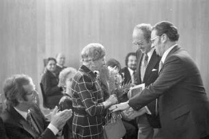 Brunnen am Entenfang von Prof. Hans Kindermann. Spende der 95jährigen Mühlburgerin Frieda Dinger an den Bürgerverein Mühlburg für den Bau des Brunnens