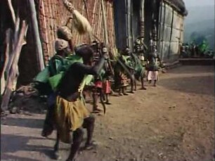 Tikar (Äquatorialafrika, Kameruner Grasland) - Totengedenkfest für die Königsmütter in Oku - 8. Die Militärgesellschaft Samba