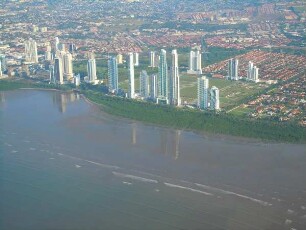Panama-City aus der Luft : Aufgenommen währen des Landeanfluges einer kleinen Propellermaschine über Panama-City am 14. Septenber 2011