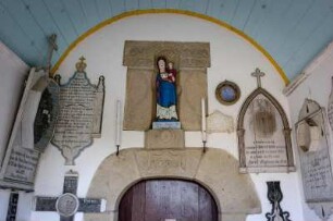 Frankreich. Bretagne. Cotes d Armor. Perros Hamon. Kapelle 1728. Tafeln der auf See verschollenen Seeleute in der suedlichen Vorhalle