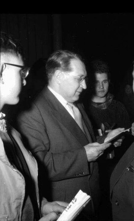 Freiburg: Stadthalle; FDP-Wahlkundgebung; Thomas Dehler im Gespräch
