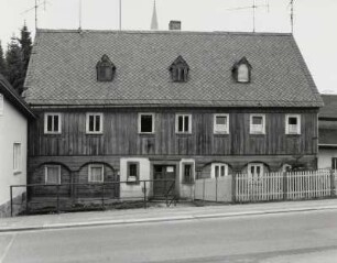 Neugersdorf, Umgebindehaus : Neugersdorf. Wohnhaus (Mitte 19. Jahrhundert), Fröbelstraße 4. Straßenfront