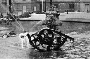 Basel: [Tinguely-]Brunnen vor dem Stadttheater, vereist
