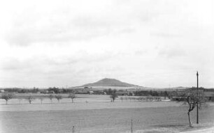 Markersdorf-Gersdorf. Blick vom Windmühlenberg auf die Landeskrone