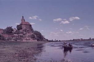 Hirschstein. Blick nach Neuhirschstein mit Schloss, Ruderboot auf der Elbe
