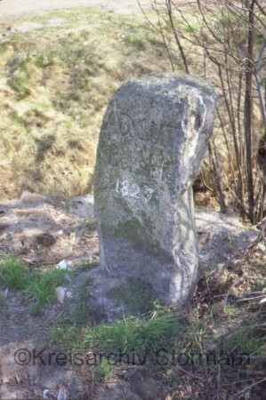 Stuvenborn (Kreis Segeberg): auf Grenze zu Seth: Grenzstein Adeliges Gut Borstel 1827
