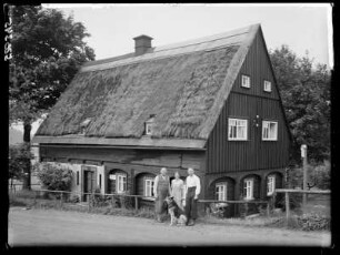 Waltersdorf, Umgebindehaus mit Strohdach und Personengruppe mit Hund