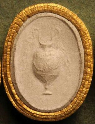 Bauchiges Gefäß mit langem Hals (Daktyliothek, Zweites Historisches Tausend)