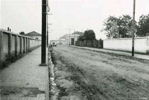 "Rua 7 de Setembro", rotbraune Staubstraße in Mirassol