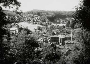 Ruhla, Stadtteilansicht : Ruhla. Stadtteilansicht mit Stadtkirche St. Konkordia und Industriebetrieb Thiel & Bardenheuer. Blick über das Erbstromtal nach Westen in das Bermbachtal