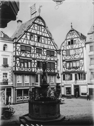 Marktplatz : Brunnen auf dem Marktplatz von Bernkastel
