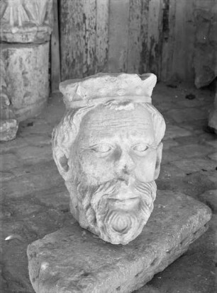 bekrönter Kopf einer Säulenstatue