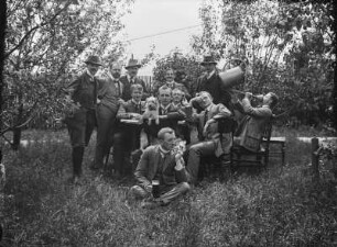 Gruppenaufnahme von Männern in einem Garten