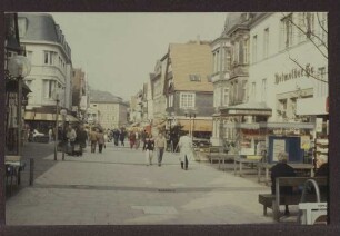 Lange Straße. Detmold. Fußgängerzone, Blick vom Detmolder Hof zum Rathaus
