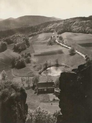 Zittauer Gebirge. Tollenstein östlich Kreibitz. Durchblick aus der Ruine Tollenstein auf dem Schloßberg nach Südsoten