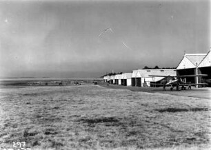 Flugplatz von Pretoria : Flugzeughanger und Flugzeug