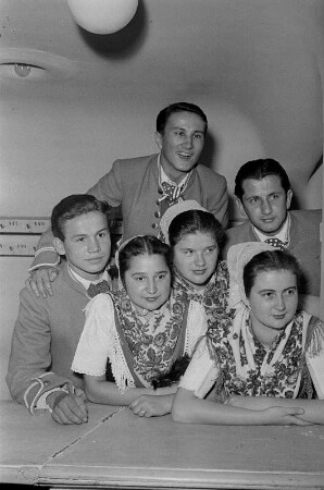 Nationales Kulturensemble der DDR : Gruppenporträt von Mitgliedern des Ensembles