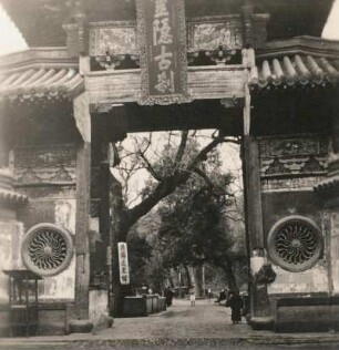 China. Tempel Lingyin nordwestlich Hang-Tschou (Hangzhou) südlich der Jangtse-Mündung, Eingangstor (Kloster oder Tempel der Seelenzuflucht, berühmtester Tempel der Stadt; 328 vor Christi)