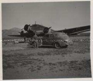 Wehrmachtssoldaten, Soldaten in Griechenland, Erstes deutsches Flugzeug auf dem Flugplatz Tatoi (Athen)