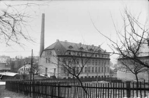 Seifhennersdorf. Keks-, Waffel- und Schokoladenfabrik "Henry", Nordstraße. Straßenansicht (über einen Garten)