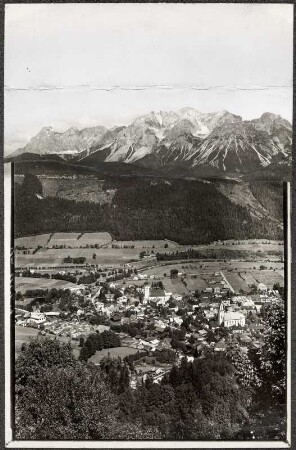 Österreich, Schladming. Blick auf den Ort mit Dachsteingruppe