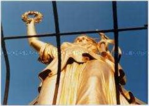 Blick von unten auf die "Victoria" der Siegessäule, im Vordergrund Gitter (Altersgruppe 18-21)