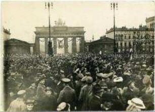Menschenmenge am Brandenburger Tor bei Rückkehr der Gardetruppen