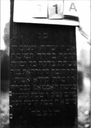 Grabstein 11 (Index: 99751699) Material: Granit Zustand: gut Maße HxBxT: 178x49x21 cm Beschreibung: Stele, getreppter Sockel, giebelartiger Abschluß Symbolik: eckige Voluten: Grabstein 11A
